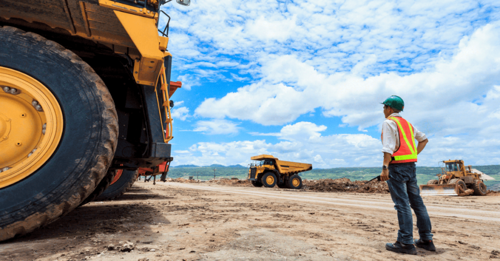 Como a função Alone Worker monitora usuários de rádio comunicadores em áreas perigosas